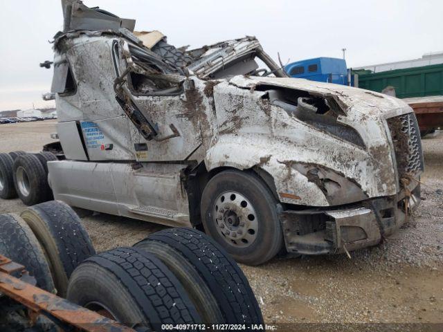  Salvage Volvo Vnl