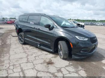  Salvage Chrysler Pacifica
