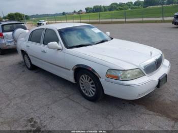  Salvage Lincoln Towncar