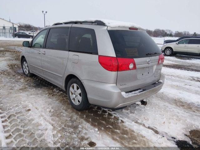 Toyota Sienna Le Image 10