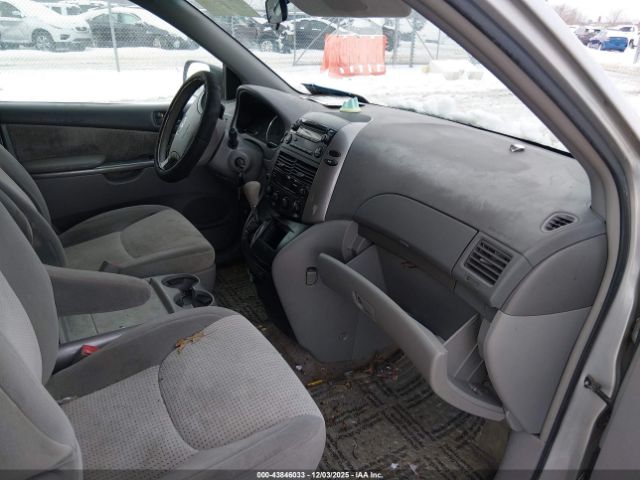 Toyota Sienna Le Image 6