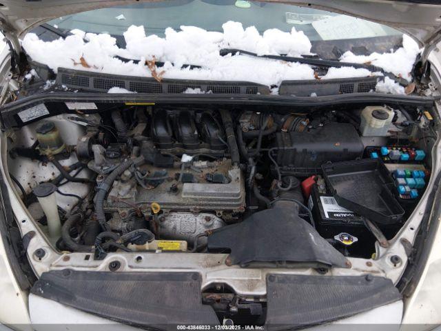 Toyota Sienna Le Image 2