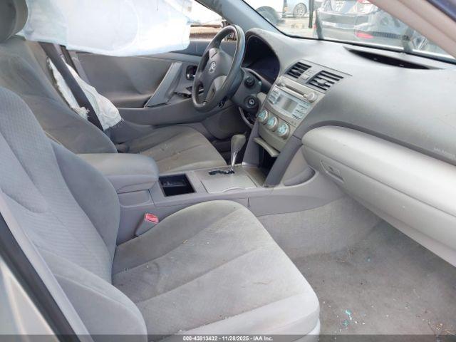 Toyota Camry Le Image 9