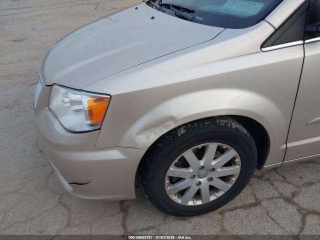 Chrysler Town & Country Touring Image 4