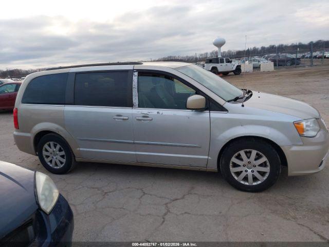 Chrysler Town & Country Touring Image 7