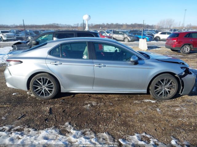 Toyota Camry Se Image 9