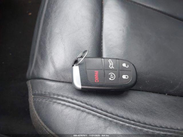 Chrysler 200 C Image 7