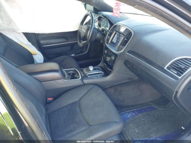 Chrysler 300 Touring Image 8