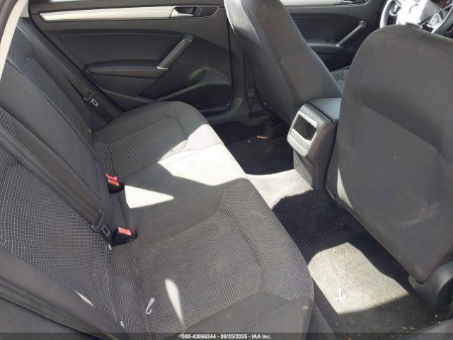 Volkswagen Passat 1.8t S Image 10